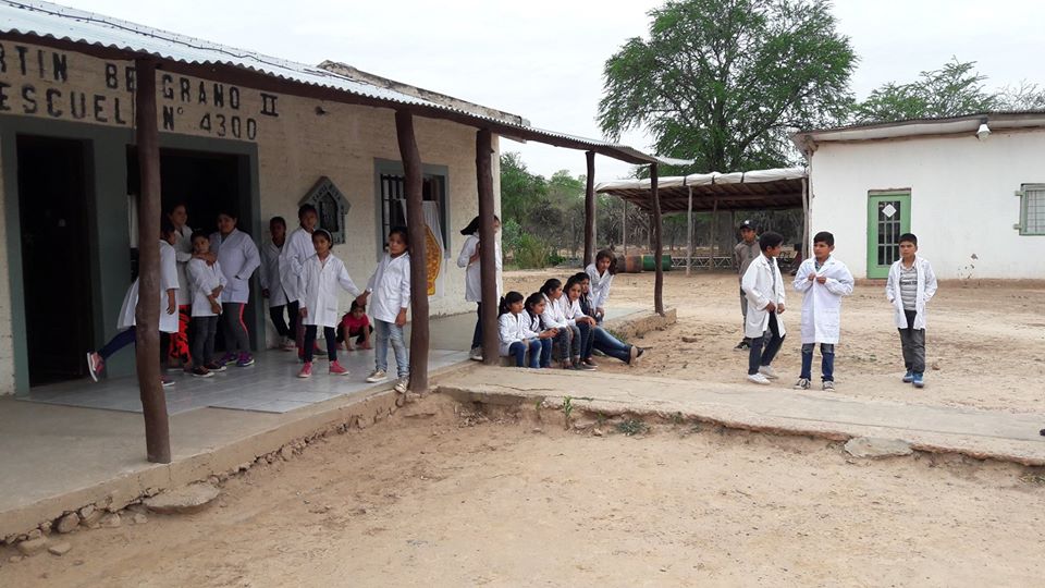 Vecinos solidarios ayudan a una humilde escuela del noroeste del país